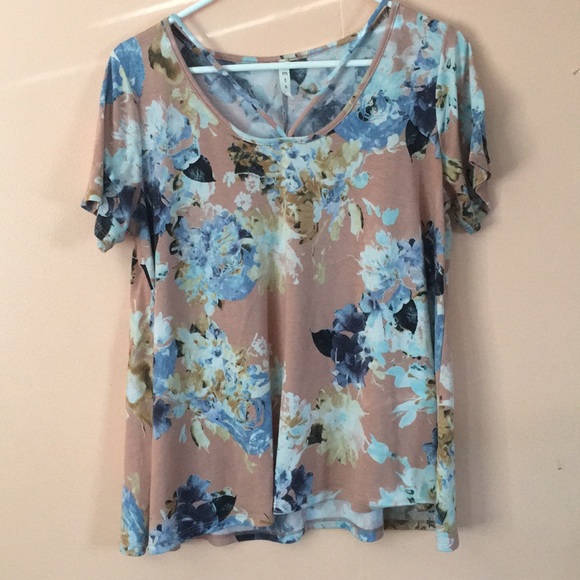 Tops - Mauve floral flowy shirt.